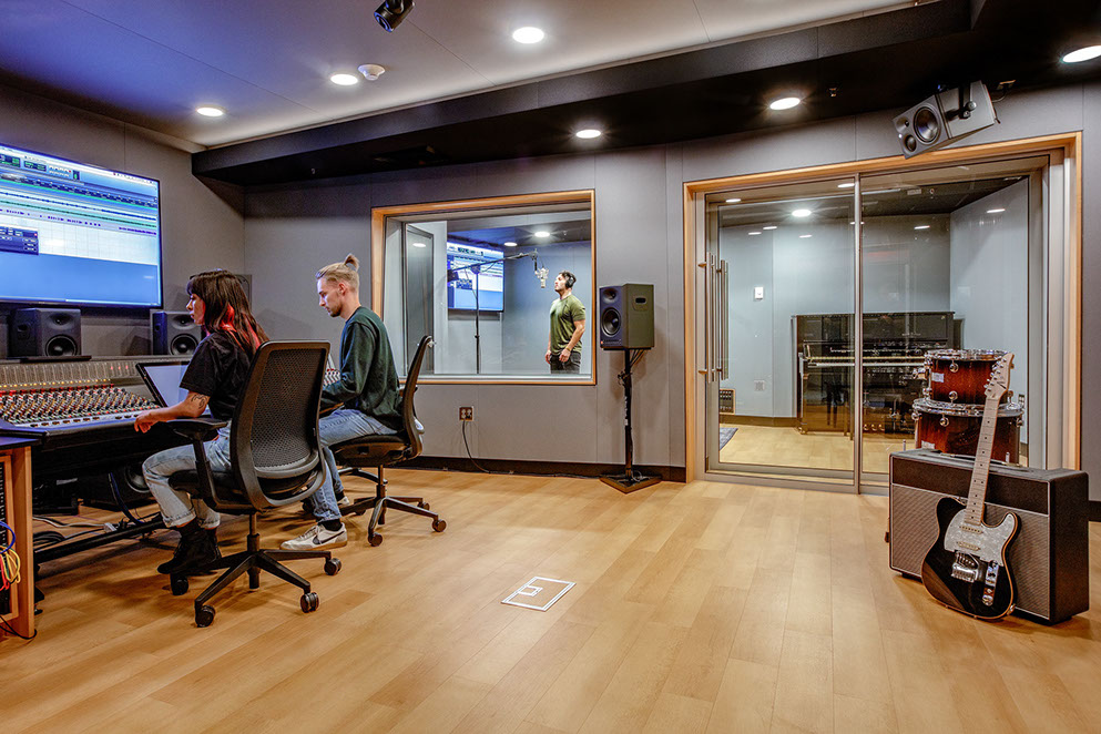 Skolar - Niu FM Recording Studios